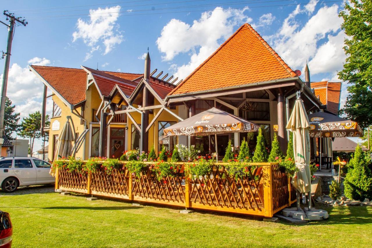 Penzion Tuecsoek Samorin Ngoại thất bức ảnh